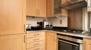 Modern, Well Presented 2-Bedroom Apartment, With Parking, Opposite Nirvana Spa - Pass the Keys - Image 5