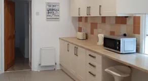 Welcoming 4 Bed Holiday Home in Eastbourne - Image 4