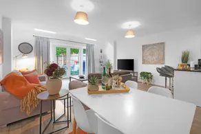 Spacious 6 Bedroom 2 Bath Serviced House with Parking in Denton Way - Image 3