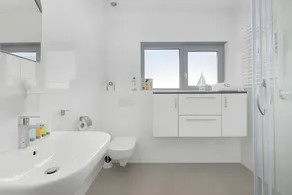 Holiday home, 3 bedrooms, private garden - Image 4