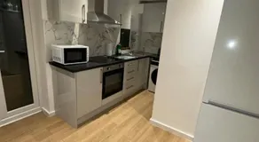 Modern 3 bedroom Home in Cobham Peaceful Location - Image 3