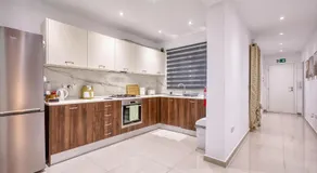 Spacious 3BR Flat, Equipped Kitchen, Pool Table - Image 3