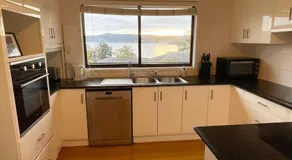 Spacious getaway with panoramic water & mountain views - Image 5