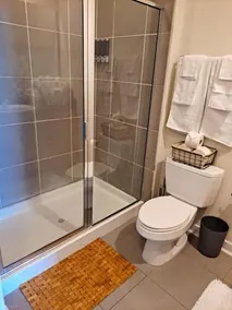 Stylish Uptown 1 BR with Private Rooftop, Pool, Gym & Free Parking - Image 2
