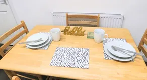 Whitburn Guest House About 7 mins Walk To The City Free Internet TV - Image 5