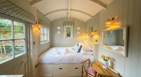 Shepherd's Hut at The Granary - Image 2