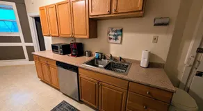 Spacious Charming 4 BR near Downtown - Image 5