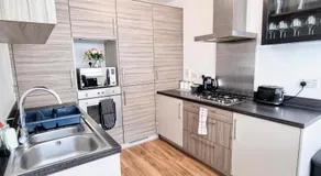 Spacious 4BR House Sleeps 8 with Free Parking, Contractor Friendly, Near Basildon Hospital & London Links - Image 2