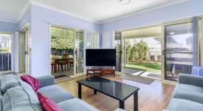 Ground floor, family unit on the canal with free WIFI! - Image 2
