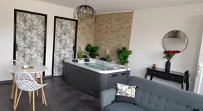 Évasion romantique avec jacuzzi intérieur - Image 4