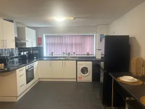 4 Bedroom Aprt in Warwick with free parking & Wifi - Image 4