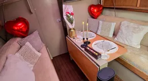 Nuit romantique sur un bateau a Deauville - Image 2
