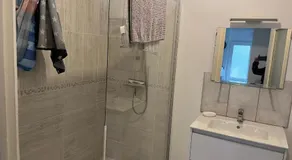 Logement sous maison habitée en face de la foret petite cour - Image 2