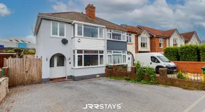 Tipton 3 Bedroom House Garden Sleeps 7 - JRR Stays - Image 3