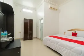 RedDoorz Syariah near Universitas Putra Indonesia Padang - Image 2
