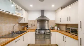 Stylish & Central 2BR Stockbridge Gem - Image 5