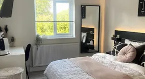 2 Bedroom Flat Bracknell Free Parking - Image 2
