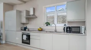 Exquisite 4Bedroom House 4 Contractors & Large Families with Private Garden, Fully Equipped Kitchen and Close Proximity to Train & Bus Stations - Image 5