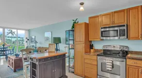 Dreamy Condo 2 minute walk to Beach w King Size Bd - Image 4