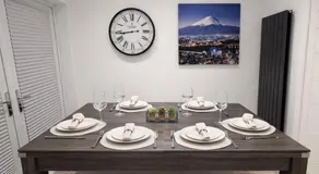 Boutique Home MCR with Games Table, Sleeps 9 - Image 3