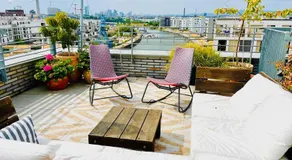 Stylish Riverfront Penthouse with Skyline View - Image 1
