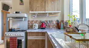 Cosy 2 Bedroom Home - FREE Parking & Garden with BBQ - Image 5