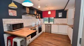 Convenient 4BED Budget Apartment in Headingley - Image 4