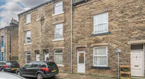Sleeps 5 - 3 Bedrooms - walk to the square hosted Happy Valley cast - Image 3