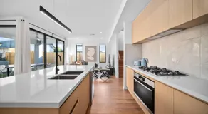 Comfortable 4 Bedroom Family Home with 3 Bathrooms and Air Conditioning - Image 3