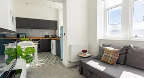ST MARYS APARTMENT - Modern Apartment in Charming Market Town in the Peak District - Image 2