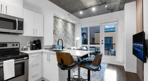 Impeccable Parc Avenue Pad With Parking - Image 3