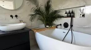 Modern Luxury Home with Spacious Garden close to Warner Bros Studio - Image 3