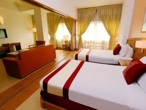 M Suites Hotel - Image 4