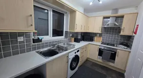 Modern 3BR House Parking Sleeps 6 - Image 3