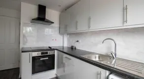 Business & Family-Friendly 2BR Racecourse Park 5min to Town & Hospital Parking WiFi - Image 5