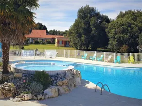 Affluent Holiday Home in Saint-Savinien with Jacuzzi, Sauna - Image 2