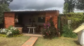 Comodo chalet, en una muy buena ubicación y rodeado de jardines - Image 4