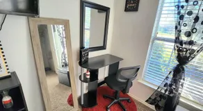 Comfortable Queen Bedroom with workspace - Image 4