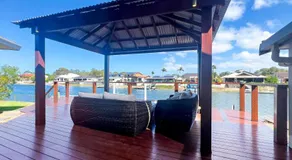 Spacious Waterfront house with pool - Image 5