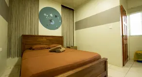 Rumanija's Airport Rooms - Image 4
