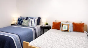 Beautiful Stay Near Downtown in Oleander Sunset - Image 4