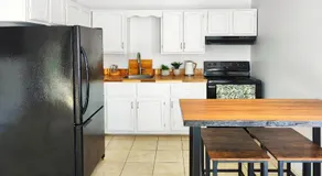 Fresh & Bright Private Suite - Image 2