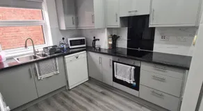Lovely 2-bedroom house close to Media City. - Image 4