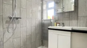 Bright 1 bedroom guest house - Image 2