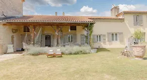 Au Clair de Vianne Jacuzzi et jardin privatifs pour la suite Romance - Image 4
