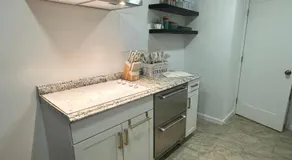 Stylish Studio with Kitchenette - Image 4