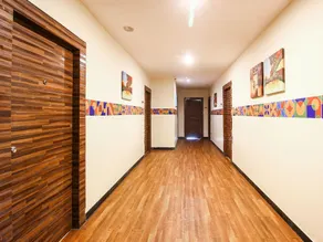 Capital O 18592 M Hotel - Image 3