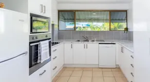 Placid Waters Holiday Apartments - Image 2