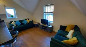 Spacious 2 double bed apartment - Free Parking - Central Beeston location - Image 3