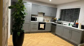 Large bedroom near to the center - Image 3